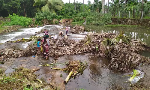 ஆற்றில் தேங்கிய கழிவுகள் ஆற்றில் தேங்கிய கழிவுகள்