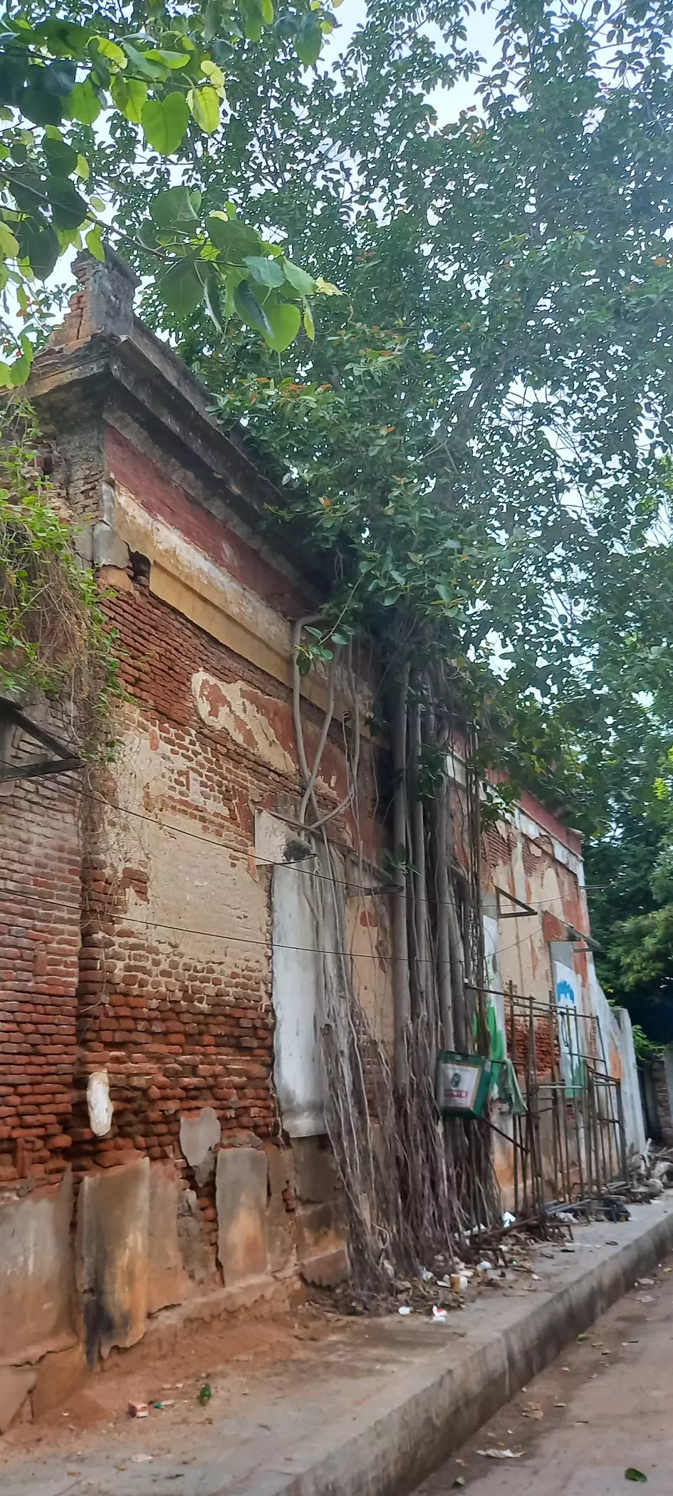 இடிந்து விழும் நிலையில் கட்டிடம் இடிந்து விழும் நிலையில் கட்டிடம்