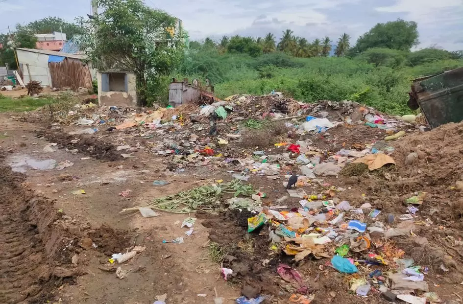 தெரு ஓரத்தில் குப்பைகள்