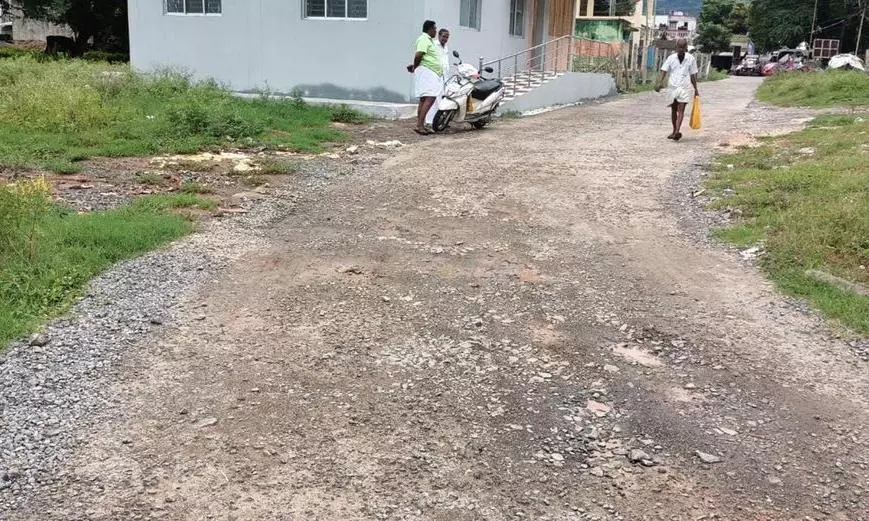 சேதம் அடைந்த சாலை