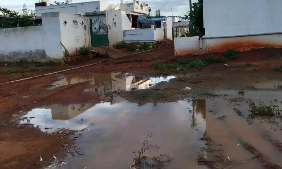 தெருவில் தேங்கும் மழைநீர்