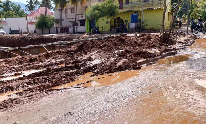 குழாய் பதிக்க தோண்டிய பள்ளம் குழாய் பதிக்க தோண்டிய பள்ளம்