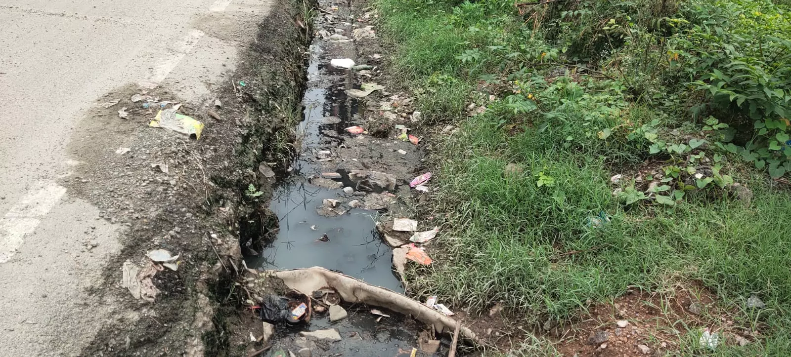 சாக்கடை கால்வாயில் அடைப்பு