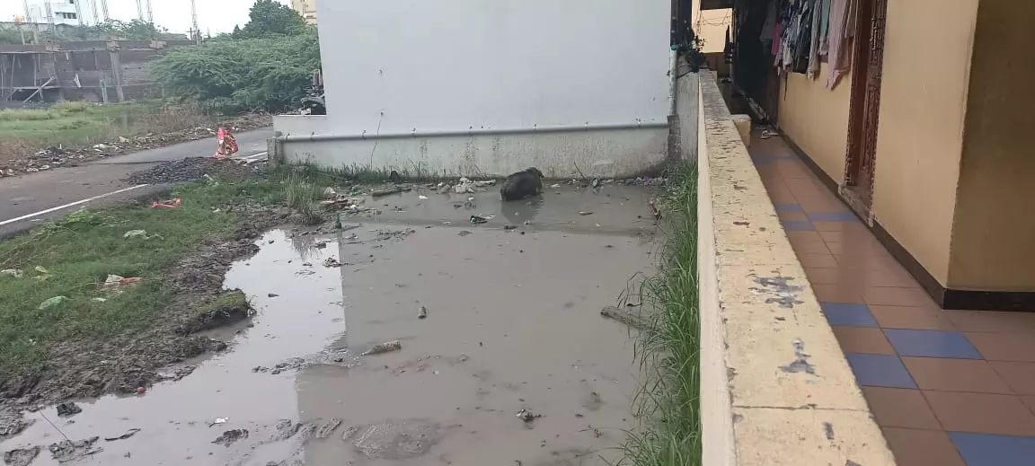 குடியிருப்பு பகுதியில் தேங்கி நிற்கும் கழிவுநீர்