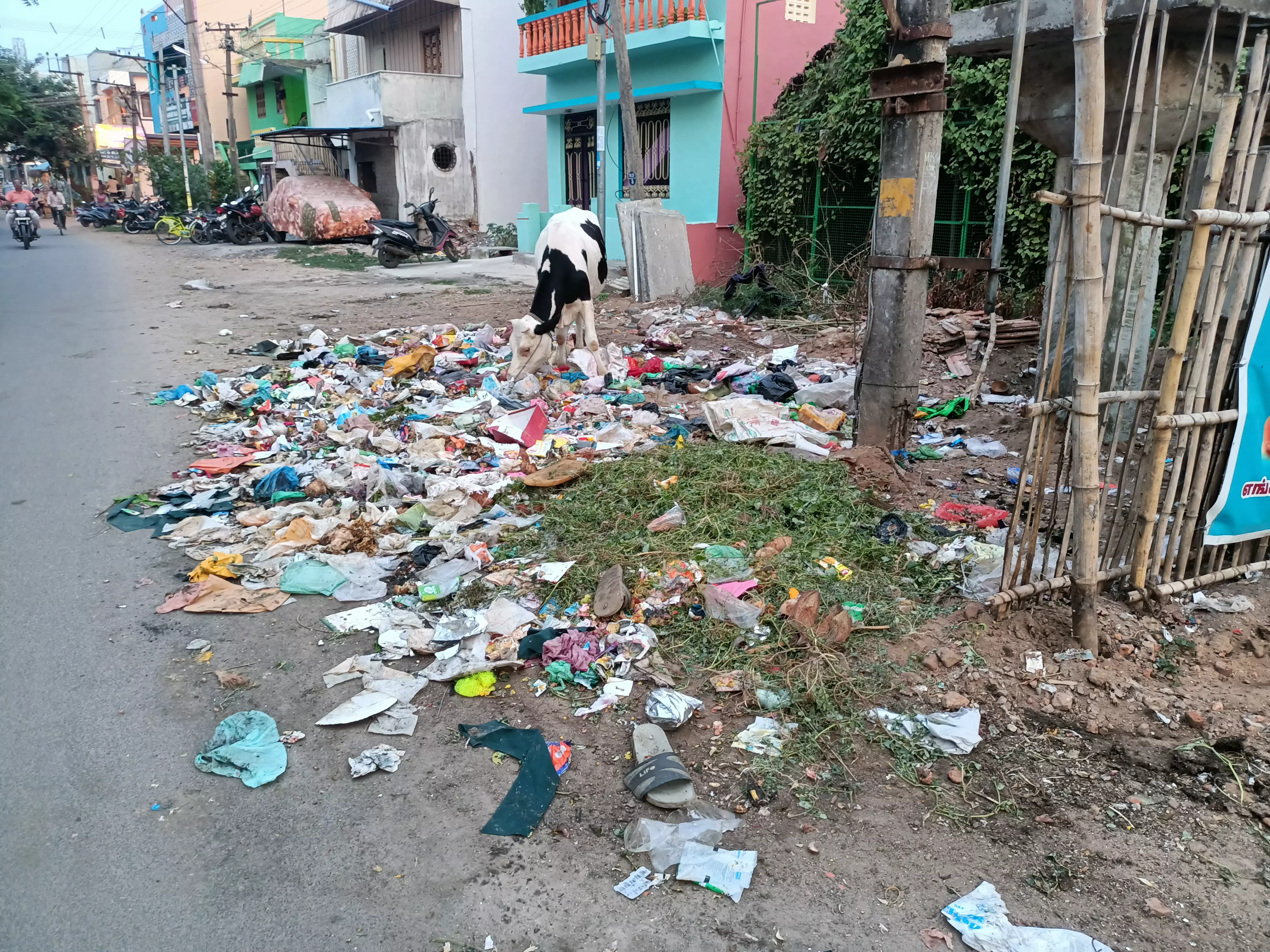 குவிந்து கிடக்கும் குப்பையால் துர்நாற்றம் குவிந்து கிடக்கும் குப்பையால் துர்நாற்றம்