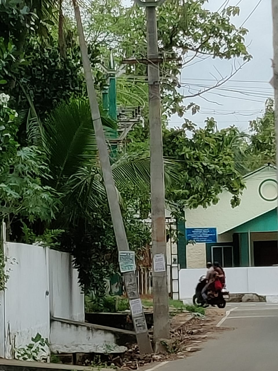 அகற்ற வேண்டிய மின்கம்பம்