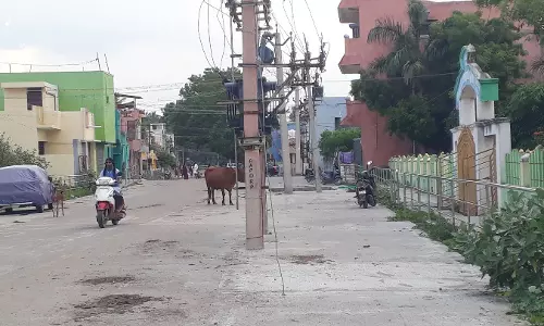 நடுரோட்டில் இருக்கும் மின்சார டிரான்ஸ்பார்மர்
