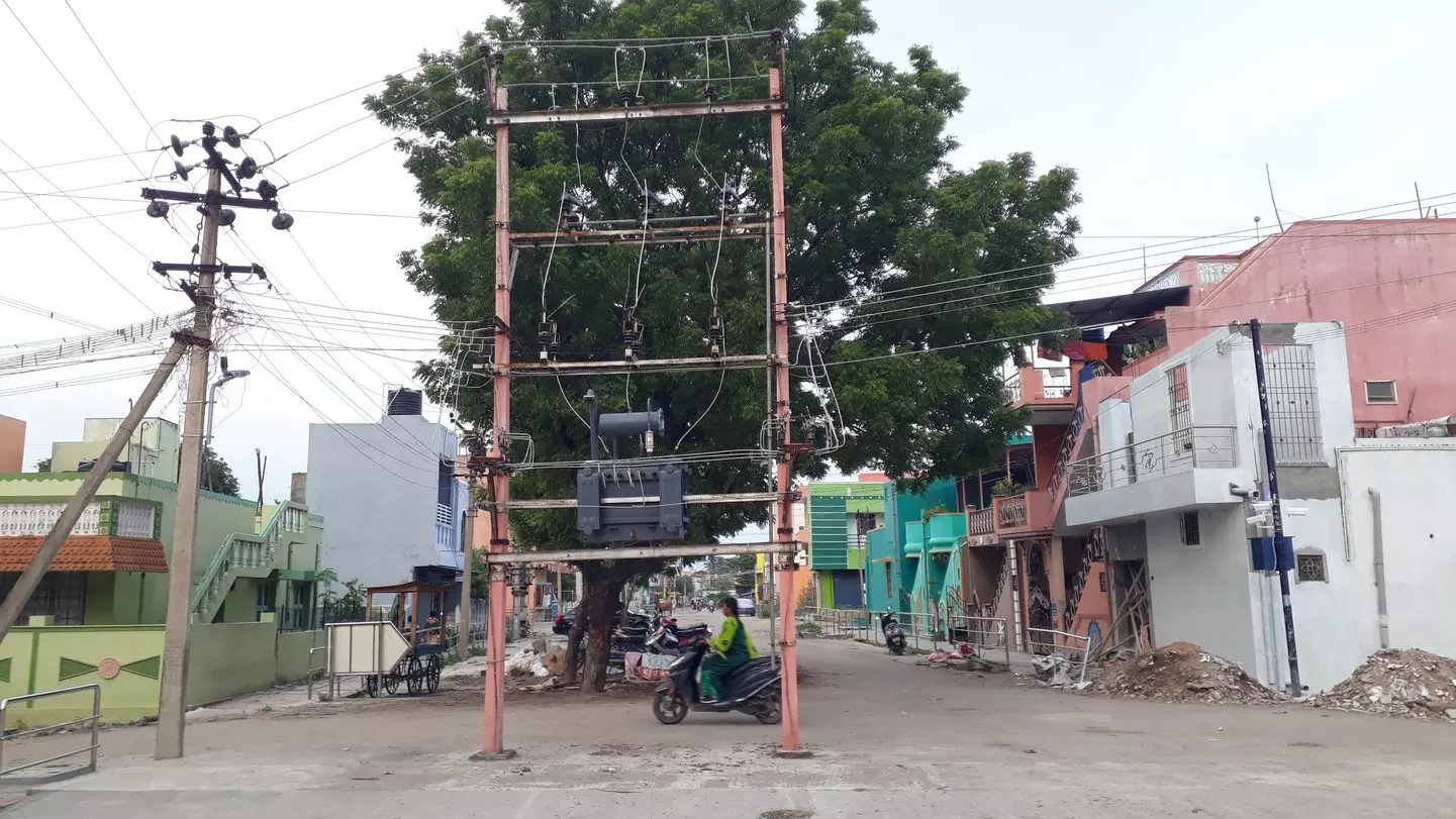 நடுரோட்டில் இருக்கும் மின்சார டிரான்ஸ் பார்மர்