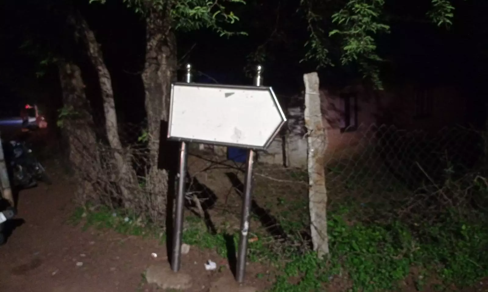 ஊர் பெயர் இல்லாததால் வழி மாறும் வாகனஓட்டிகள் ஊர் பெயர் இல்லாததால் வழி மாறும் வாகனஓட்டிகள்