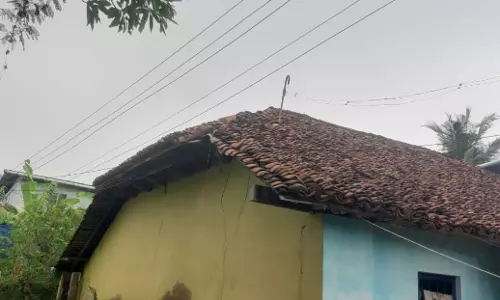 தாழ்வாக செல்லும் மின்கம்பிகள் தாழ்வாக செல்லும் மின்கம்பிகள்