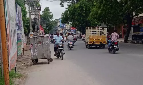 போக்குவரத்துக்கு இடையூறாக குப்பை தொட்டி போக்குவரத்துக்கு இடையூறாக குப்பை தொட்டி