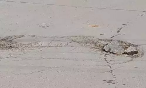 சாலையில் திடீர் பள்ளம் சாலையில் திடீர் பள்ளம்