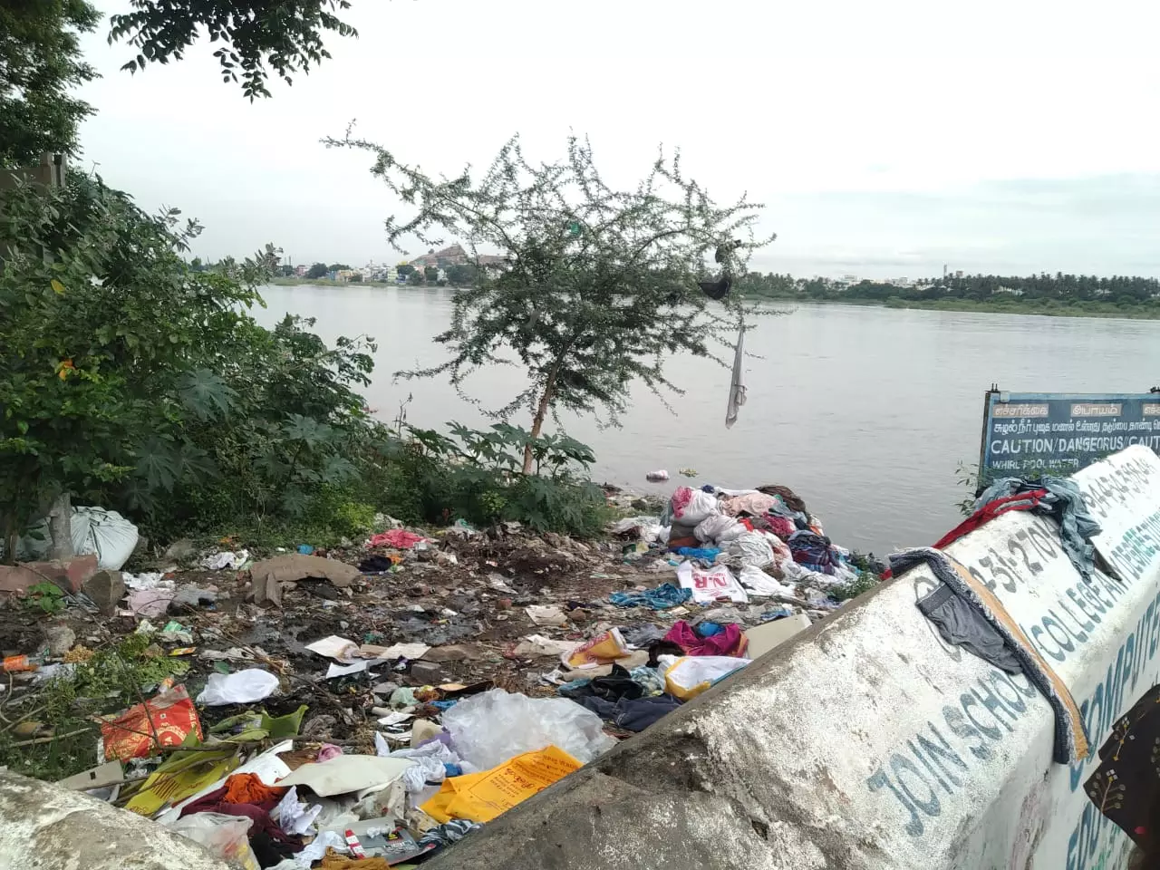 அசுத்தமாகும் ஸ்ரீரங்கம் அம்மாமண்டபம் படித்துறை