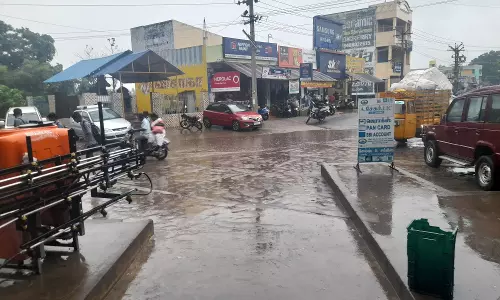 தேங்கி நிற்கும் மழைநீரை வடிய வைப்பார்களா?