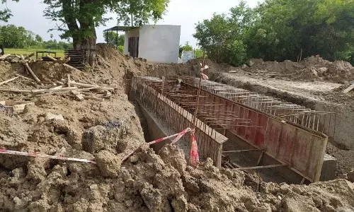 பாலம் அமைக்கும் பணியை விரைந்து முடிக்க வேண்டும் பாலம் அமைக்கும் பணியை விரைந்து முடிக்க வேண்டும்