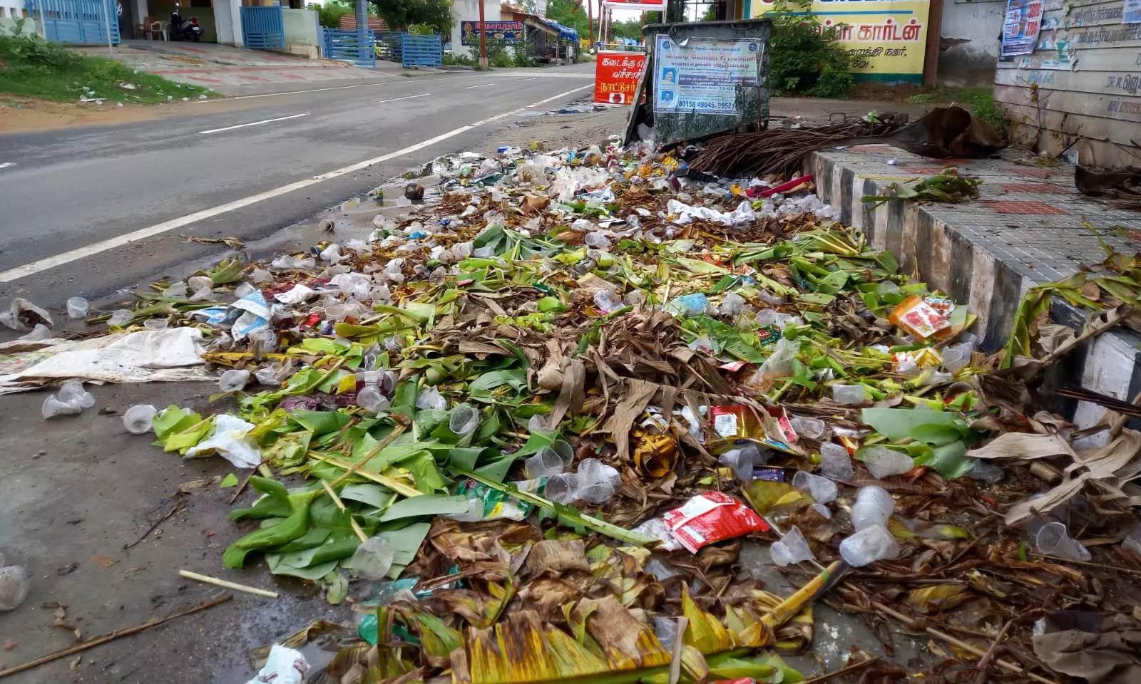 சாலையில் குவிந்து கிடக்கும் குப்பைகள்