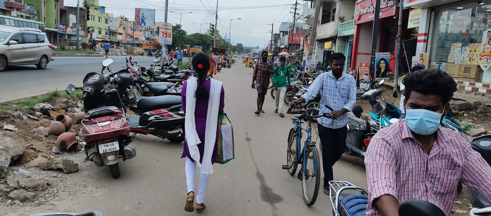 நடைபாதையில் வாகனங்களை நிறுத்தலாமா? நடைபாதையில் வாகனங்களை நிறுத்தலாமா?