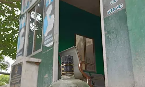 பாலூட்டும் அறை எதிரே காலிப்பாட்டில்கள் வீச்சு பாலூட்டும் அறை எதிரே காலிப்பாட்டில்கள் வீச்சு