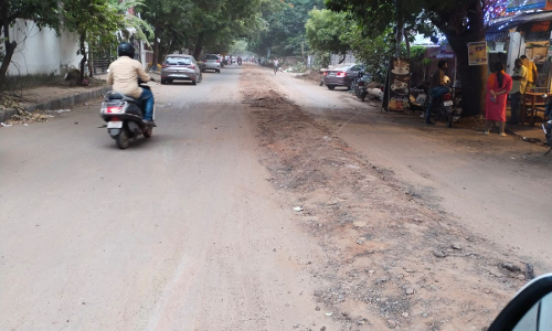 மேடு பள்ளமான சாலை