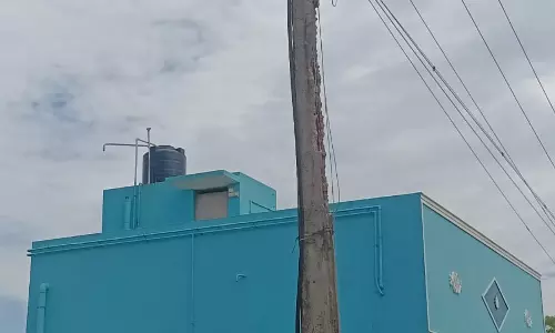 பழுதடைந்த மின்கம்பம் பழுதடைந்த மின்கம்பம்