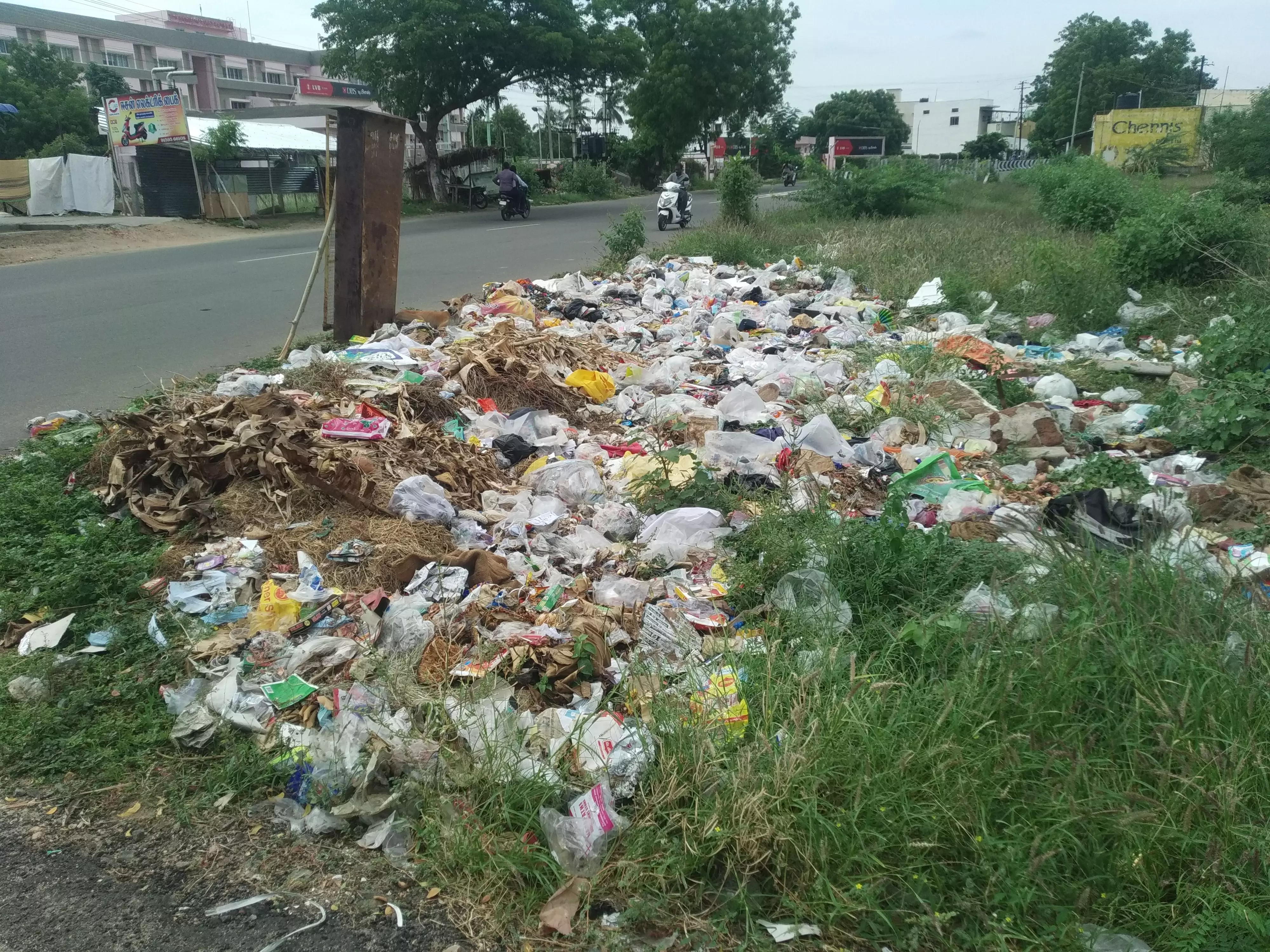 சாலையோரம் கொட்டப்படும் குப்பைகள்