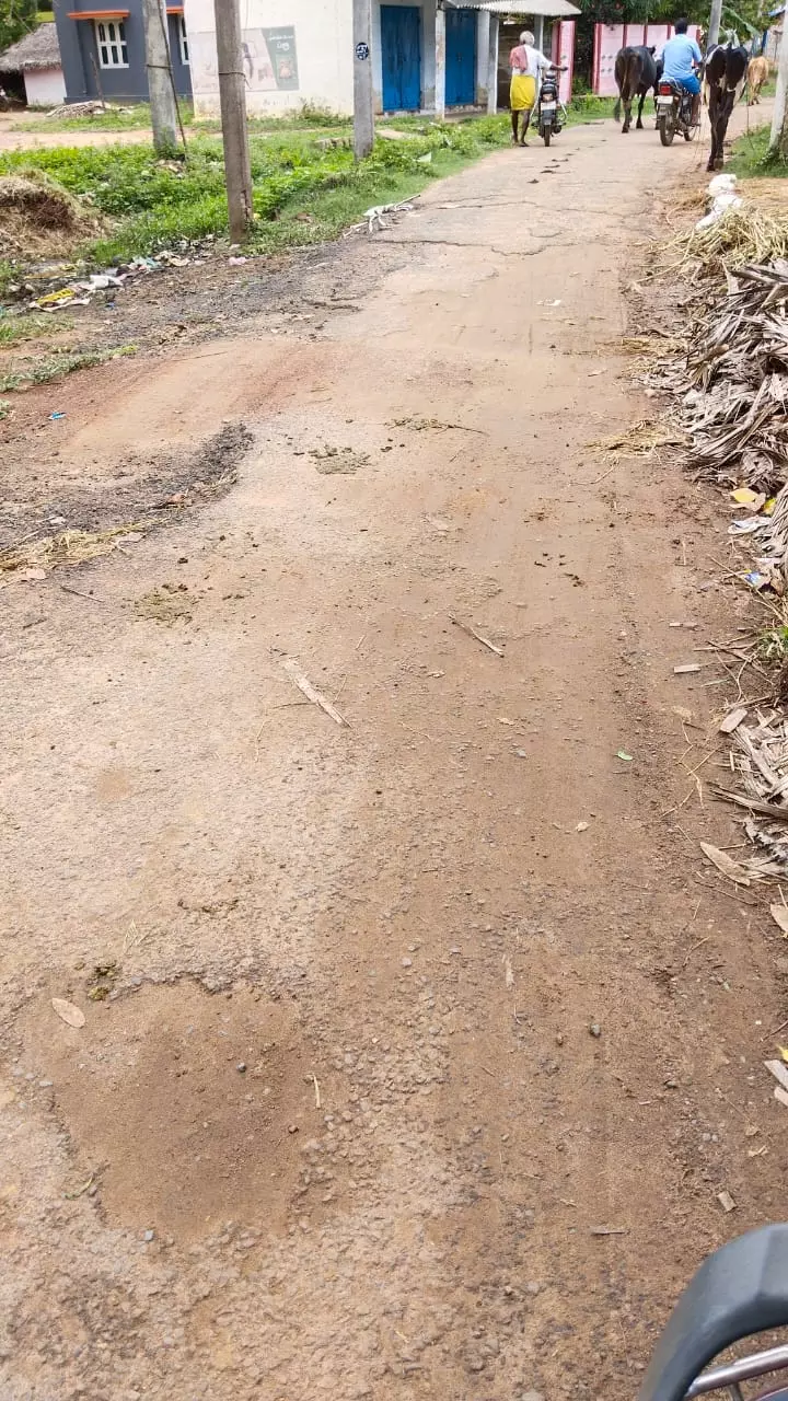 குண்டும்,குழியுமான சாலை