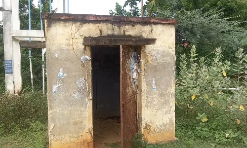 இடிந்து விழும் நிலையில் உள்ள அறை இடிந்து விழும் நிலையில் உள்ள அறை