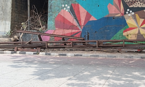 நடைபாதையில் கிடக்கும் இரும்பு கம்பிகள்