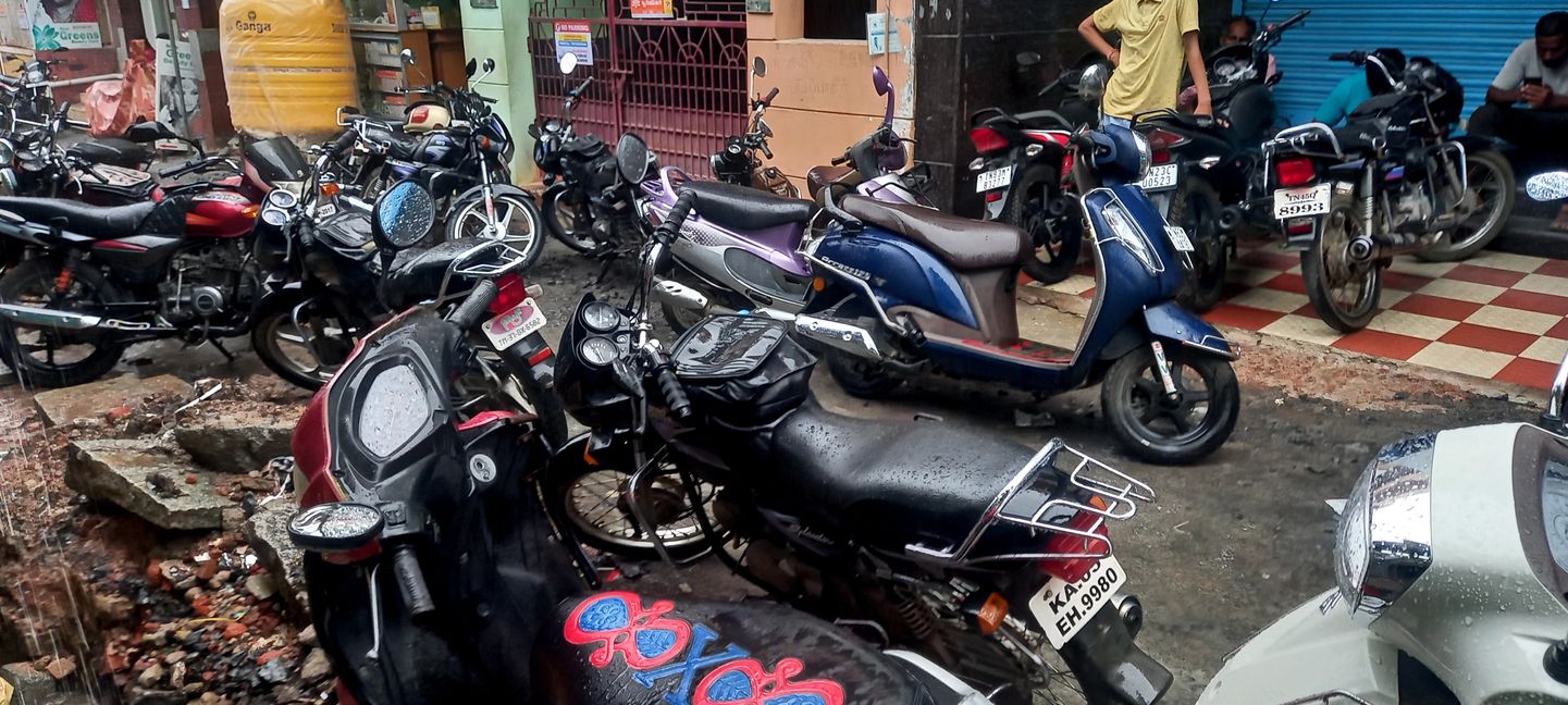 வாகன நிறுத்துமிடம் ஏற்படுத்தி தர வேண்டும்