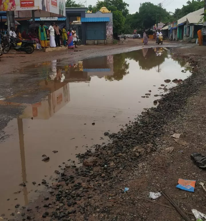 சாலையில் தேங்கும் மழைநீர்