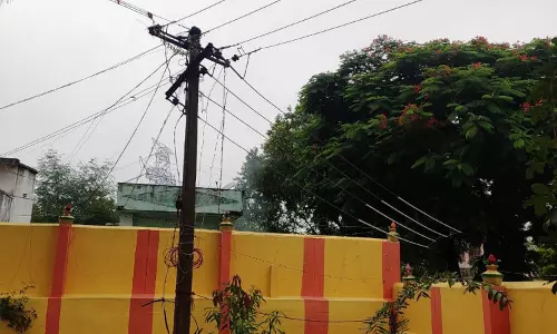 கோவிலுக்கு உள்ளே மின்கம்பம் கோவிலுக்கு உள்ளே மின்கம்பம்