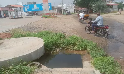 சாலையில் ஓடும் கழிவுநீர் சாலையில் ஓடும் கழிவுநீர்