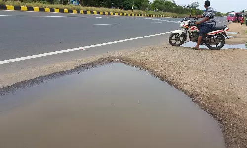 விபத்து ஏற்படுத்தும் பள்ளம்