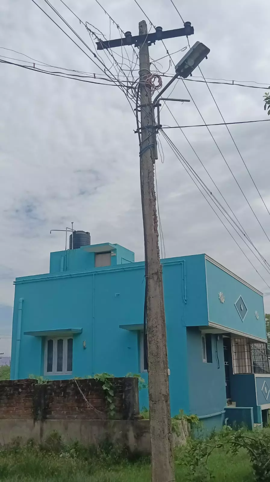 பழுதடைந்த மின்கம்பம் பழுதடைந்த மின்கம்பம்