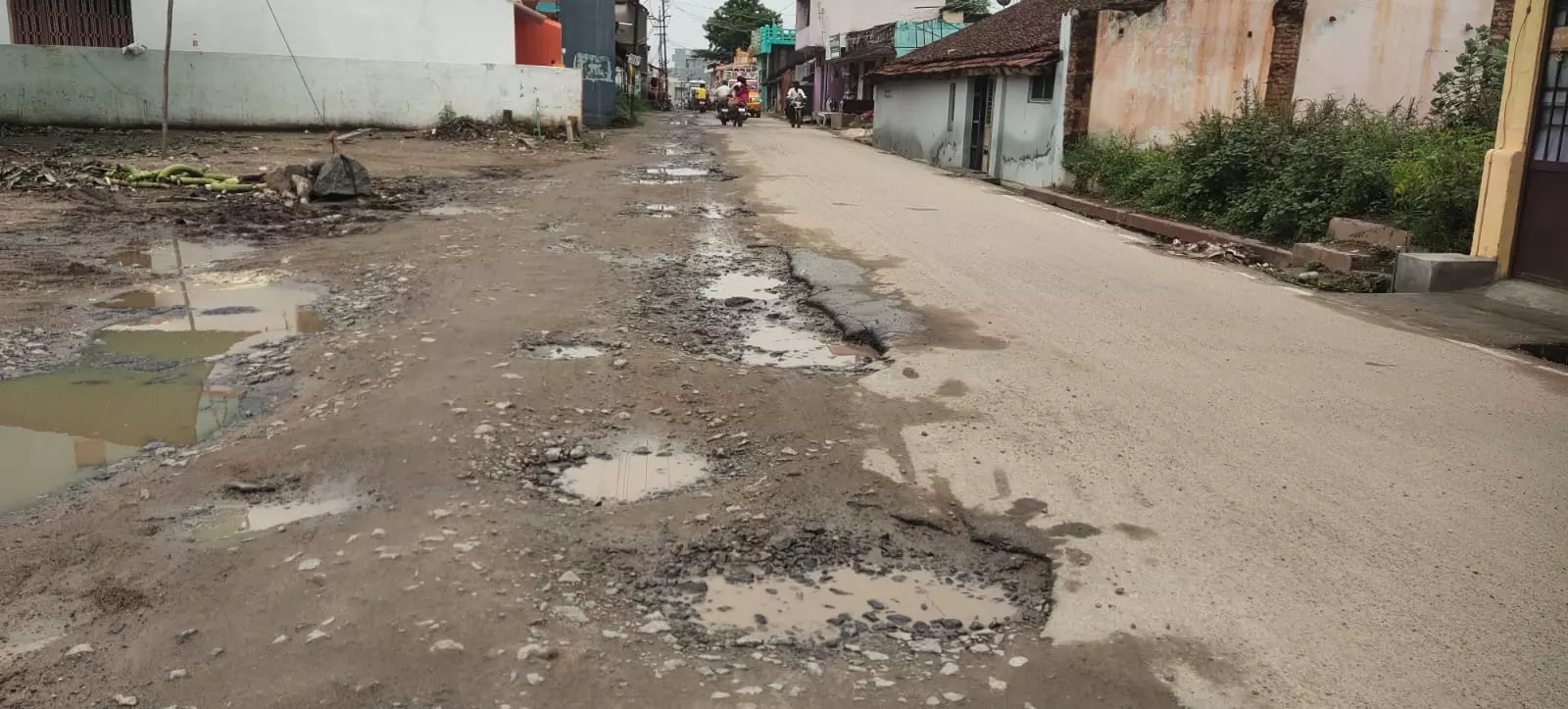 குண்டும், குழியுமான சாலை குண்டும், குழியுமான சாலை