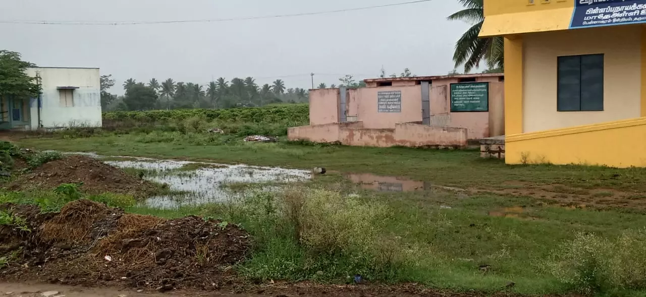 பள்ளியில் தேங்கும் மழைநீர் பள்ளியில் தேங்கும் மழைநீர்