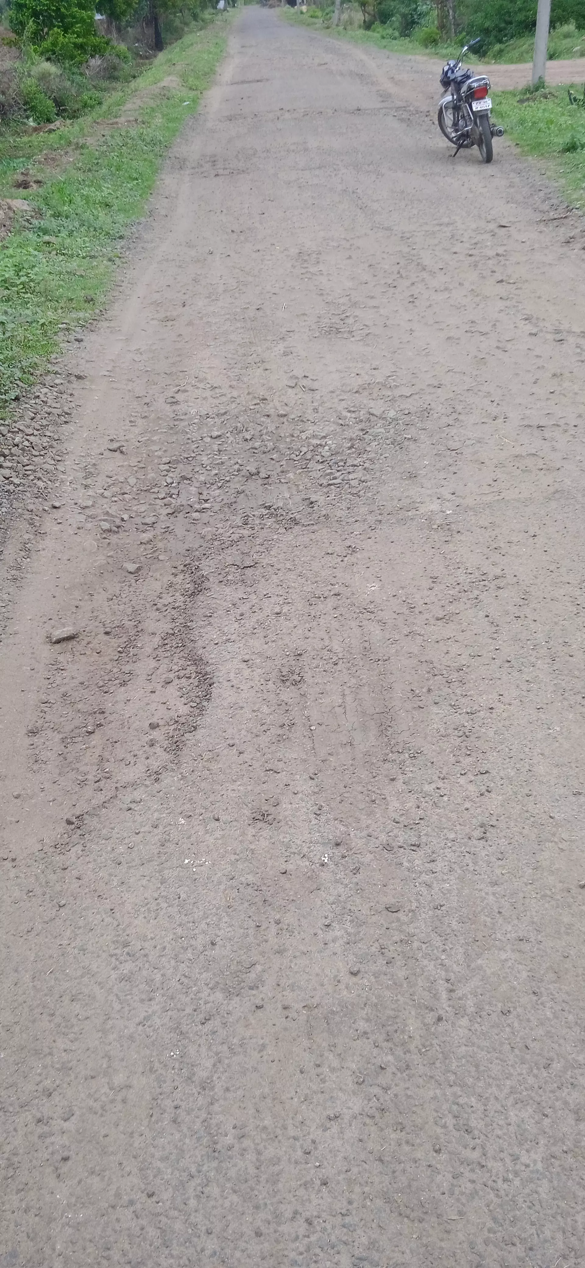 புழுதி பறக்கும் சாலை