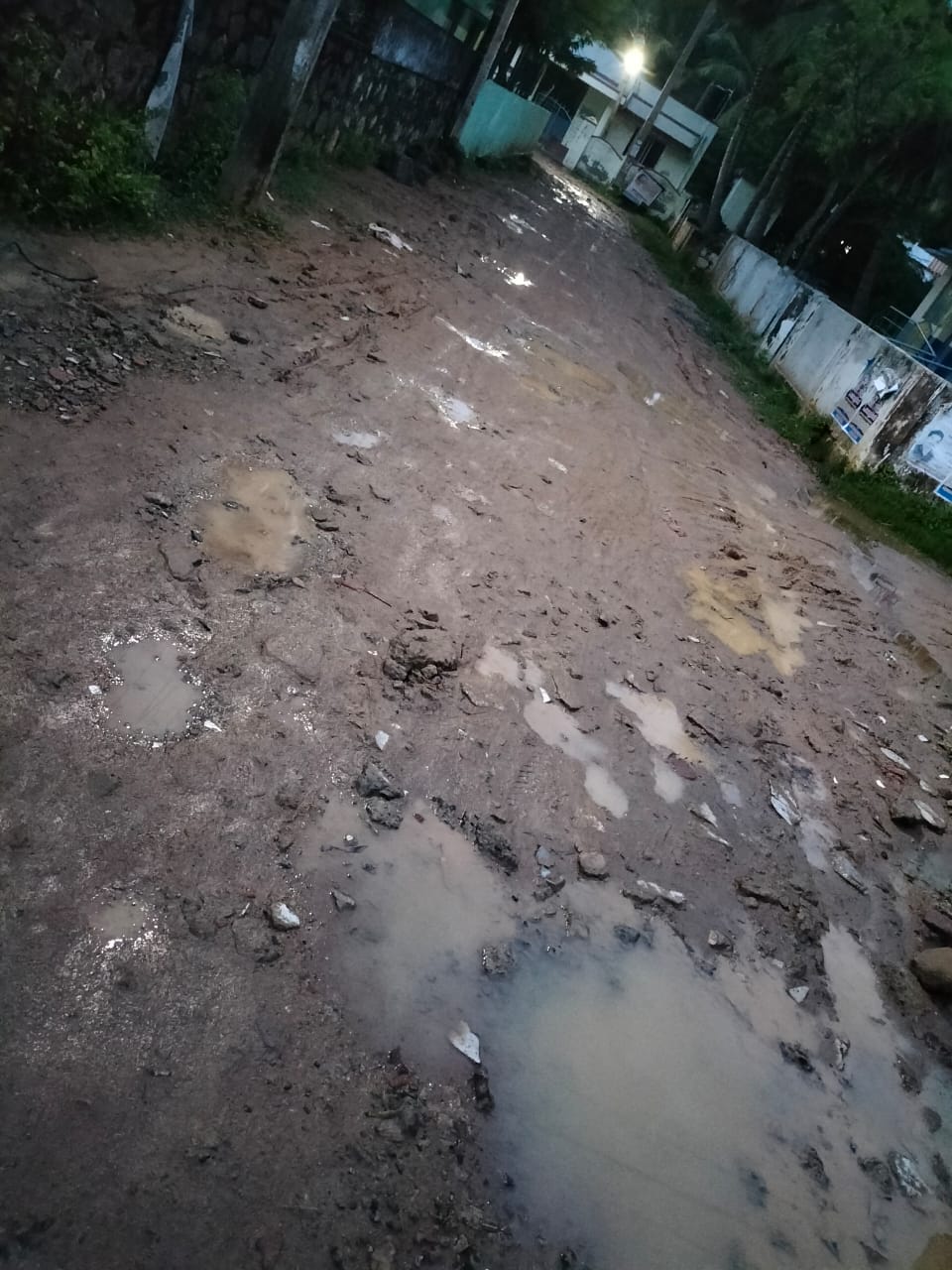 சாலையை சீரமைக்க வேண்டும்