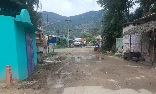 சாலையை உயர்த்த வேண்டும்