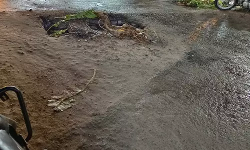 சாலையின் நடுவில் அபாய குழி சாலையின் நடுவில் அபாய குழி