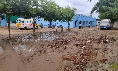 சேறும், சகதியுமான ஆஸ்பத்திரி வளாகம்