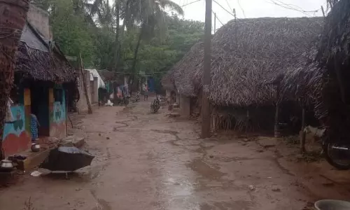 வடிகால், வசதியுடன் சாலை வேண்டும்