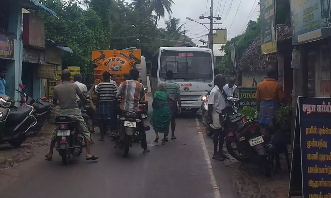 போக்குவரத்திற்கு இடையூறாக விளம்பர பதாகைகள்