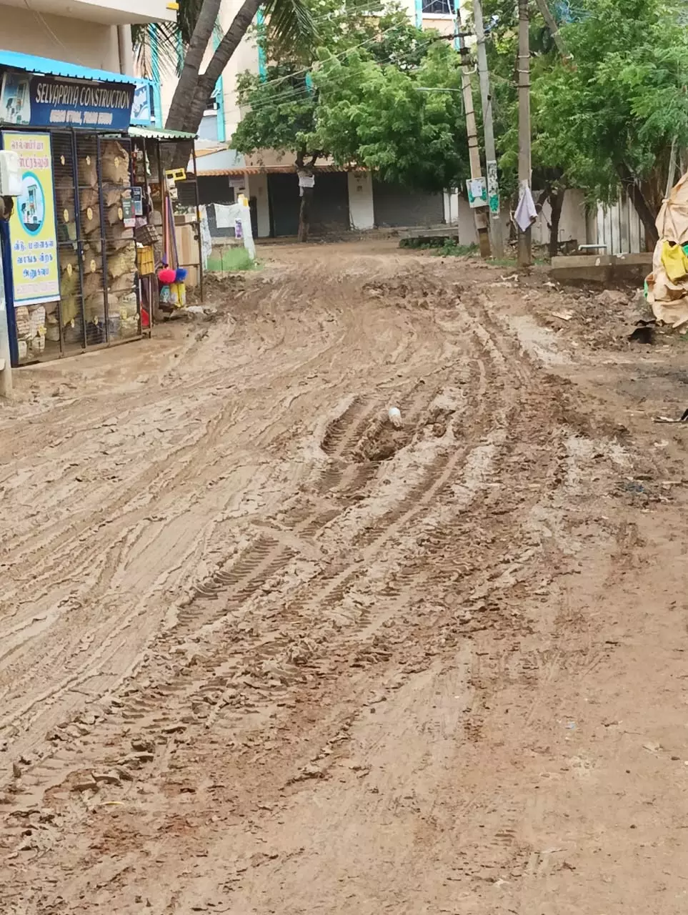 சேறும், சகதியுமான சாலை