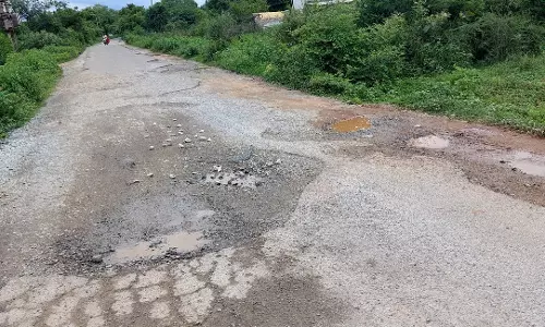 சாலையை சீர் செய்வார்களா? சாலையை சீர் செய்வார்களா?