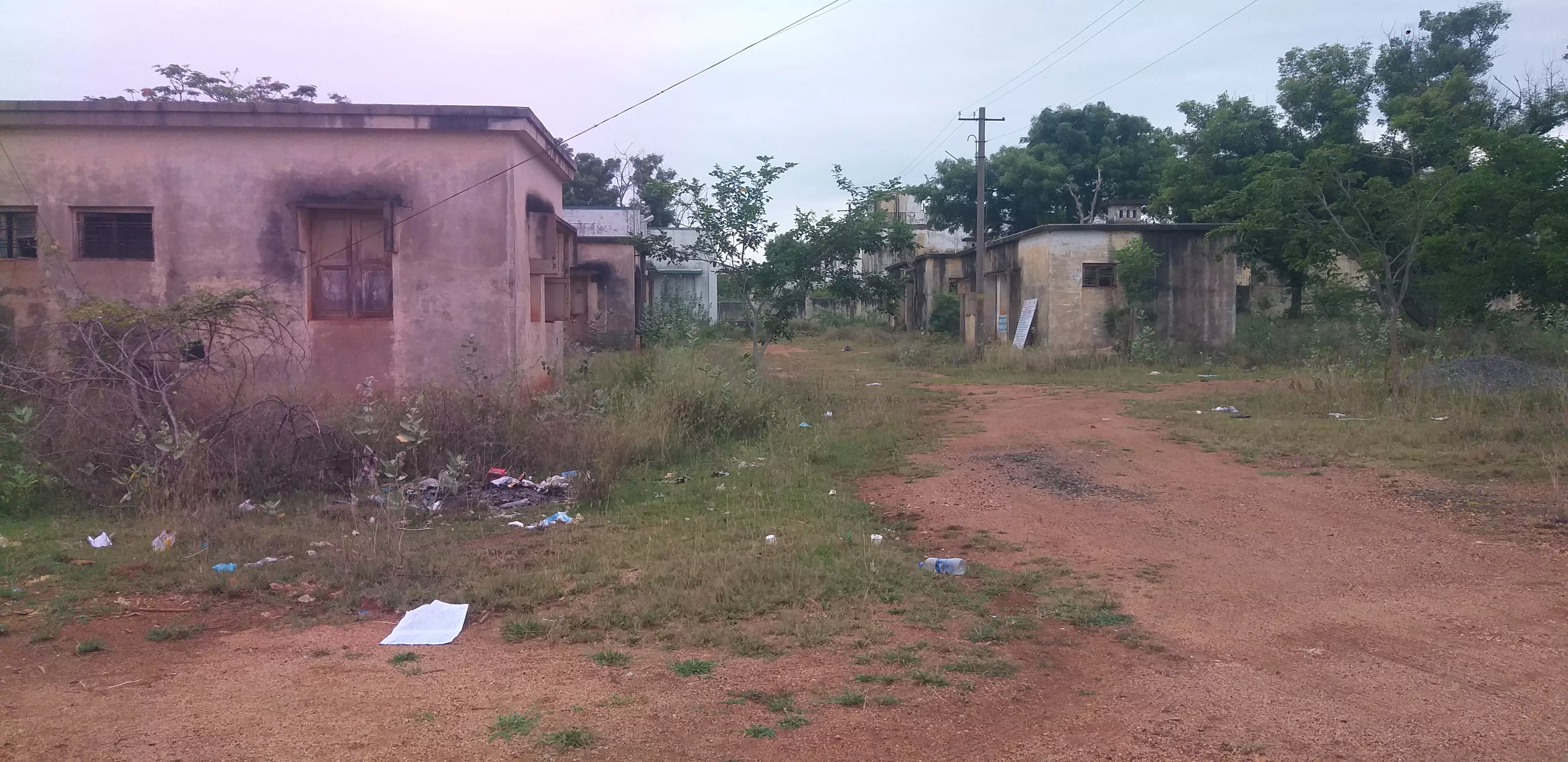 பாழடைந்த குடியிருப்புகள் பாழடைந்த குடியிருப்புகள்