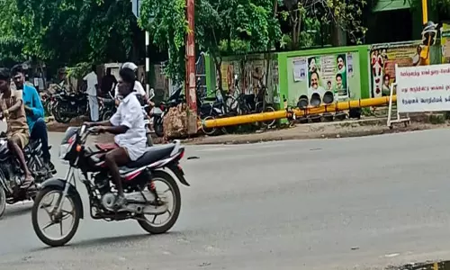 உடைந்து கிடக்கும் போக்குவரத்து சிக்னல்