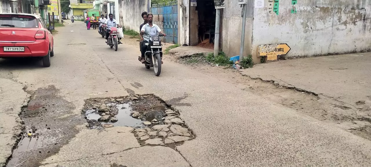 சிதிலமடந்த சாலை