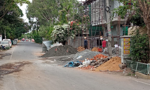 சாலையில் இடையூறு