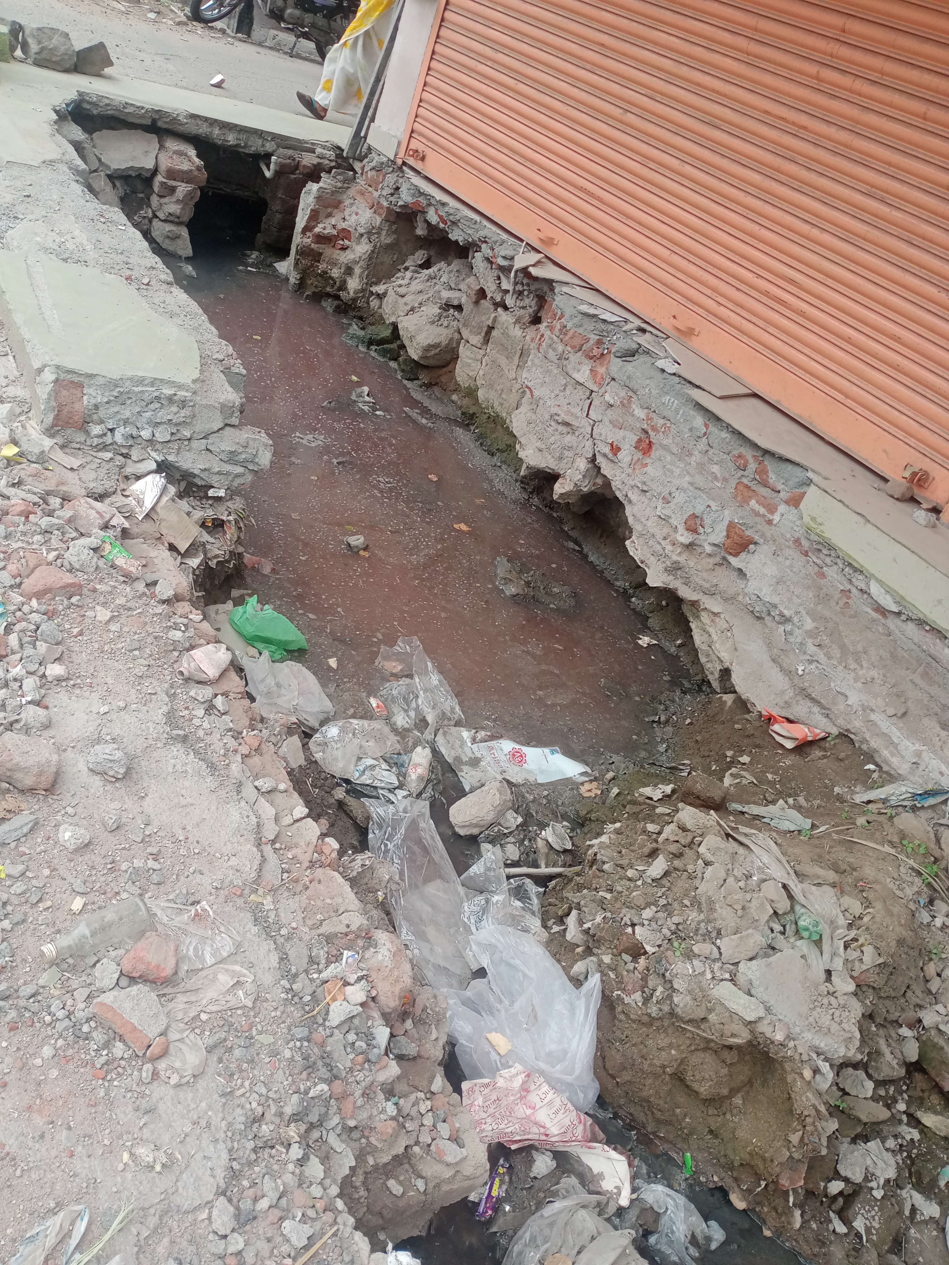 தாமதமாக நடைபெறும் வடிகால் பணி